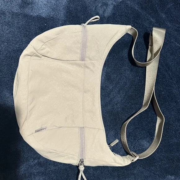 lululemon slouchy sling bag 6L in warm ash grey - Picture 11 of 15